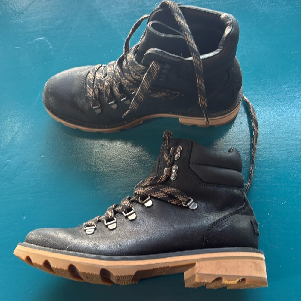 SOREL LACE UP BOOTS